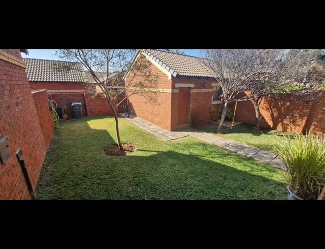 2 BEDROOM TOWNHOUSE FOR SALE IN MONAVONI